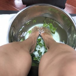 Didn't like the make shift pedicure tub. No Essie polishes and lacked polishes in pink and nude shades.