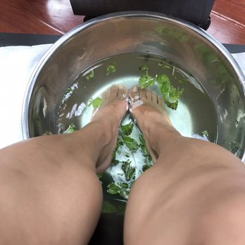 De Paris Nail Spa - Didn't like the make shift pedicure tub. No Essie polishes and lacked polishes in pink and nude shades. - Skin Care Near Me - Newark, California