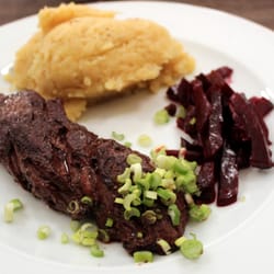 Lokál Nad Stromovkou - Steak z hovězí veverky se šťouchanými brambory.