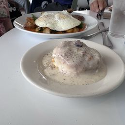 Biscuit and gravy