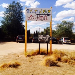 La Hoya - El cartel de la entrada es tan casero como la comida.