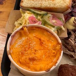 Big Hug - Mac n Cheese, Cole Slaw & Maisbrot