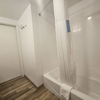 Hampton Inn & Suites Keller Town Center - Shower/tub - Hotels Near Me - Keller, Texas Hampton Inn & Suites Keller Town Center - Shower/tub - Hotels Near Me - Keller, Texas