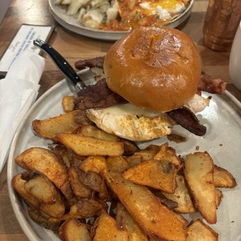 Vovomeena - Willo Chicken Sandwich & huevos rancheros (on special) - Coffee & Tea Near Me - Phoenix, Arizona