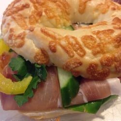 Cafe S.M.A.K. - Bagel med cream cheese, lufttorkad skinka och grönsaker; 35 kr.