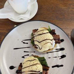 The Vintage Cafe - Egg Benedict