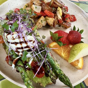 Robins Restaurant - Delicious avocado toast - New American Near Me - Cambria, California