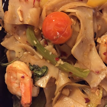 Kinnara Thai - Greasy Drunken Noodles do not done or take out not worth the tittle of Thai food - Thai Near Me - Van Nuys, California