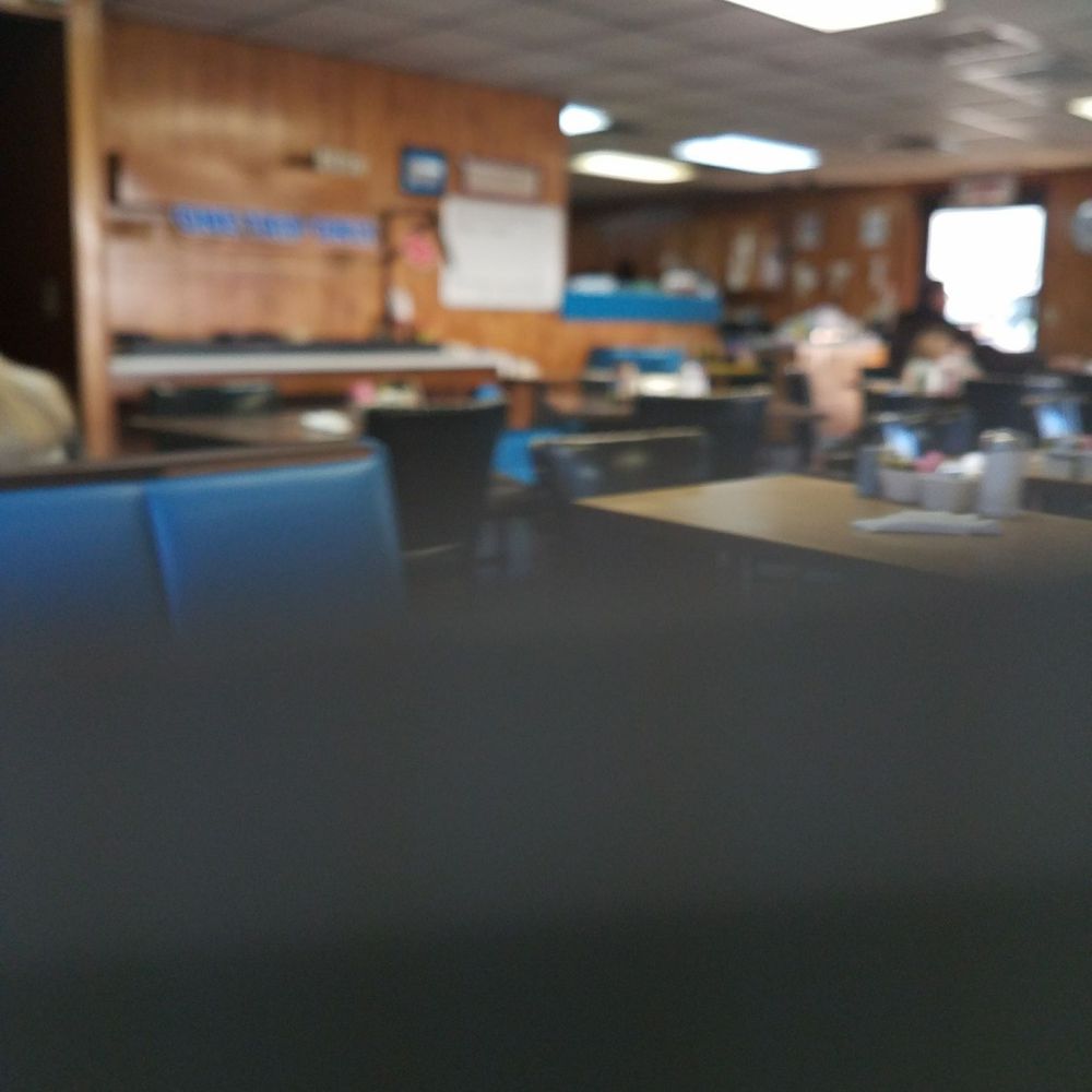 a blurry photo of a restaurant a blurry photo of a restaurant
