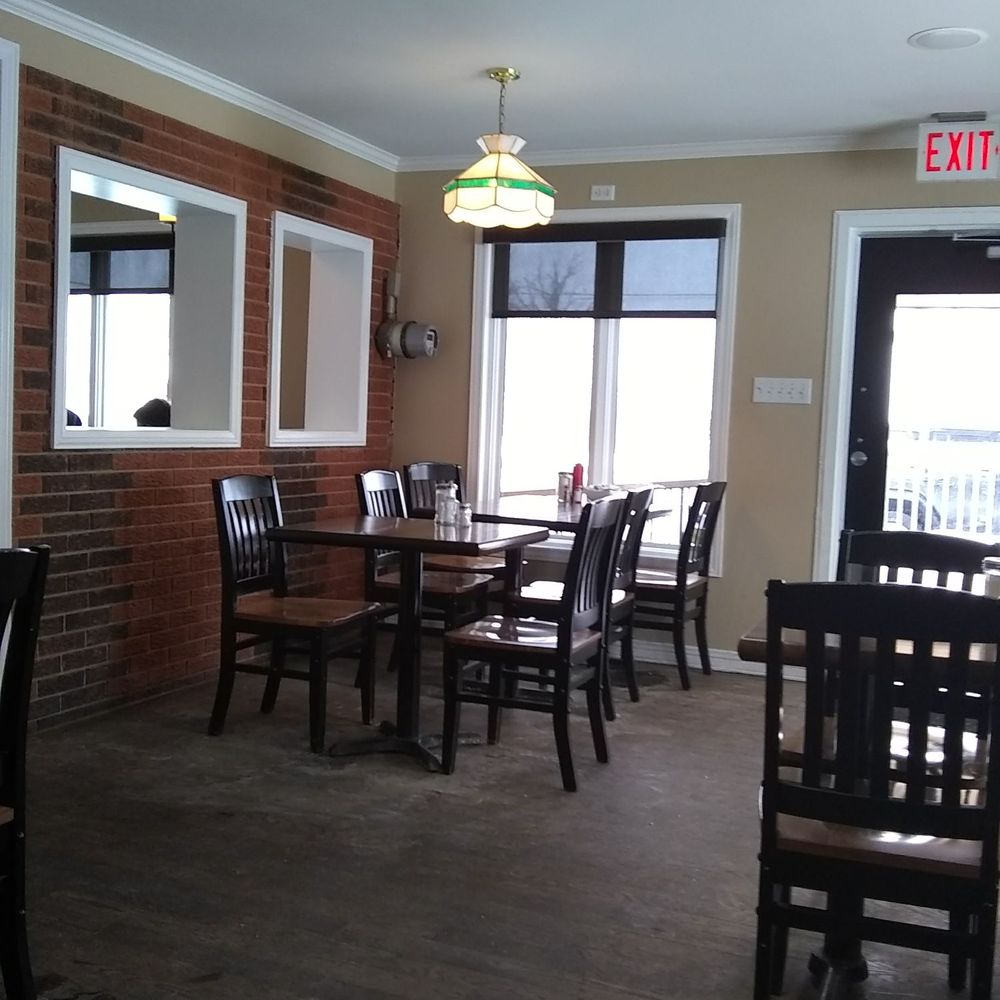Royals Restaurant & Dining Lounge - Inside the restaurant (this is in the new addition part, the main part of the restaurant was packed). - Canadian (New) Near Me - Ottawa, Ontario