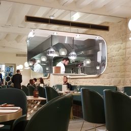 Les chefs dans la cuisine derrière un grand mur de verre et de miroir.  2021 09 03. M1.