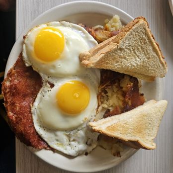 Lincoln Diner - Sunny-side-up eggs over cornbeef - Diners Near Me - Gettysburg, Pennsylvania