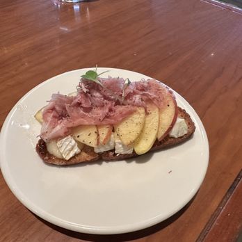 Spruce Farm & Fish - Baked Brie, Apple & Prosciutto crostini - New American Near Me - Boulder, Colorado