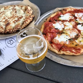 Maine Beer - Cheese bread sticks, margherita pizza and an IPA - Breweries Near Me - Freeport, Maine