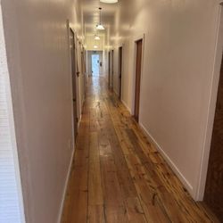 The Jennings Hotel - Most rooms are situated on either side of the hallway