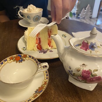 Cafe Giverny - Before tear pour of English breakfast tea - Desserts Near Me - Los Angeles, California Cafe Giverny - Before tear pour of English breakfast tea - Desserts Near Me - Los Angeles, California