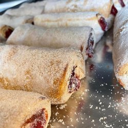 Panaderia San Miguel - Pastry with a strawberry filling, dusted in sugar