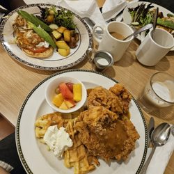 Argo Café - Chicken and waffles, Con queso eggs