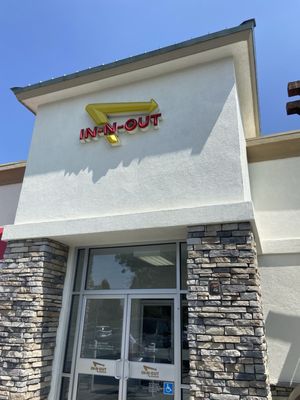 In-N-Out Burger by null