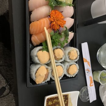 Kin Sushi - Spicy salmon roll, 2 salmon sushi, 2 albacore sushi and 2 Hamachi. - Japanese Near Me - Toronto, Ontario Kin Sushi - Spicy salmon roll, 2 salmon sushi, 2 albacore sushi and 2 Hamachi. - Japanese Near Me - Toronto, Ontario