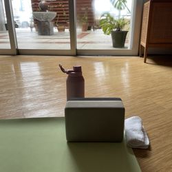 Shine Yoga Studios - Warm flow with Tina