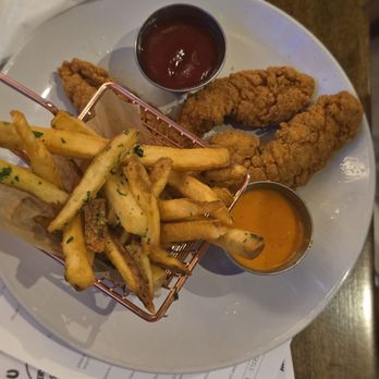 The Highland Restaurant & Bar - Chicken Fingers - Breakfast & Brunch Near Me - Glenside, Pennsylvania