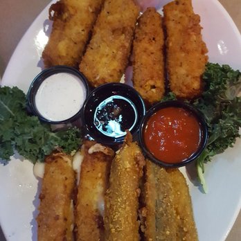 Pluckers Wing Bar - Grapevine - Appetizer sampler top:  holy macaroni bottom: 2 fried cheese and 4 fried pickles - Chicken Wings Near Me - Grapevine, Texas