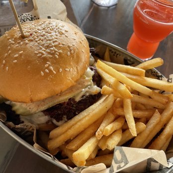Lua Brewing - Burger - Breweries Near Me - Des Moines, Iowa Lua Brewing - Burger - Breweries Near Me - Des Moines, Iowa