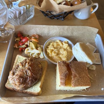 Fabyan's Station - Meatloaf on Texas toast, Mac and cheese, cornbread, biscuit, pickled vegetables - American Near Me - Bretton Woods, New Hampshire