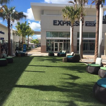 Tanger Outlets Daytona Beach - Outdoor area - Outlet Stores Near Me - Daytona Beach, Florida