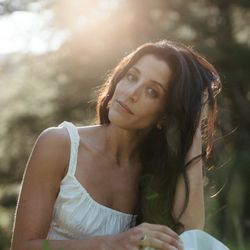 Megan Bakva - Hi, I'm Megan Bakva - depth-oriented somatic trauma therapist, breath + sound facilitator, writer in Los Angeles, California.