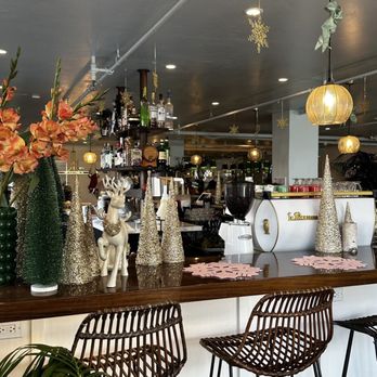 Cody's La Jolla - Interior - Breakfast & Brunch Near Me - La Jolla, California