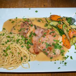 Bistrorante La Piazza - Saltimbocca alla Romana 16,50€ mit Nudeln statt Kartoffeln +2,50€