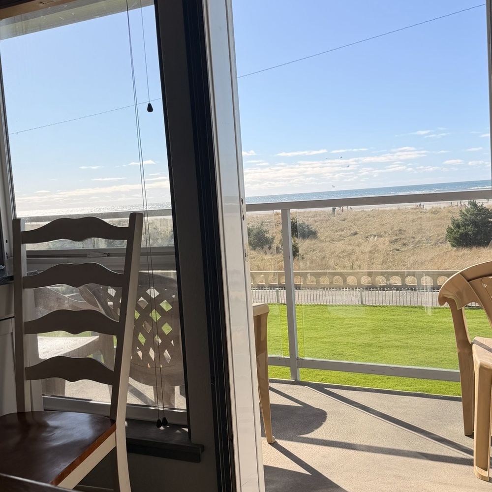 Seaside Vacation Homes - Kitchen view on the ocean and patio - Vacation Rentals Near Me - Seaside, Oregon Seaside Vacation Homes - Kitchen view on the ocean and patio - Vacation Rentals Near Me - Seaside, Oregon