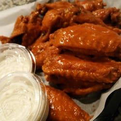 L & B's Pizzeria & Sports Bar - Wednesday night wings
