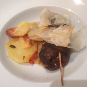 AC Hotel by Marriott Valencia - Dinner item - super juicy and tender pork shoulder (I think) with scalloped potatoes. - Hotels Near Me - Valencia, V