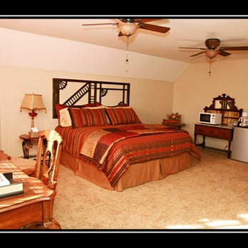 The Hiding Place - The Loft Suite has its own entrance and has a king bed, microwave, frig, desk, lounge and love seat. small shower bathroom. - Bed & Breakfast Near Me - Warrenton, Missouri The Hiding Place - The Loft Suite has its own entrance and has a king bed, microwave, frig, desk, lounge and love seat. small shower bathroom. - Bed & Breakfast Near Me - Warrenton, Missouri