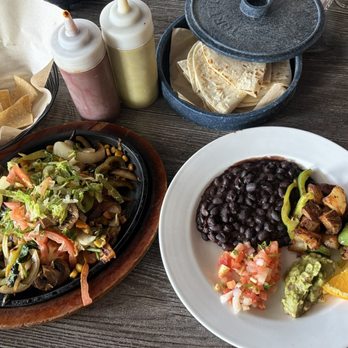Mariachi's Authentic Mexican Restaurant - Veggie Fajitas with all da fixins - Mexican Near Me - Kapaa, Hawaii