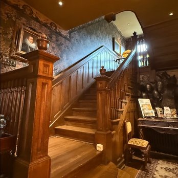 South Broadway Manor - Gorgeous entryway and staircase - Bed & Breakfast Near Me - Scottdale, Pennsylvania South Broadway Manor - Gorgeous entryway and staircase - Bed & Breakfast Near Me - Scottdale, Pennsylvania