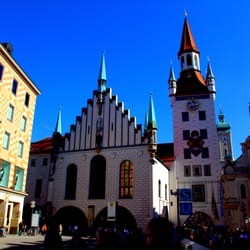 Rathausturm - Der Turm des alten Münchner Rathauses am Marienplatz, direkt daneben auch Ludwig Beck (am Rathauseck)