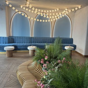 Greek Bistro - Entry waiting area. Very impressive. - Greek Near Me - Glendale, California