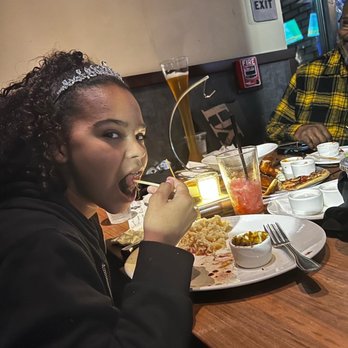Yard House - New American Near Me - Bakersfield, California