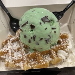 Mint chocolate chip ice cream with liege waffle Mint chocolate chip ice cream with liege waffle