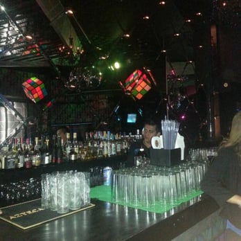 La Puerta de Alcala - Barra - Cocktail Bars Near Me - León, GUA