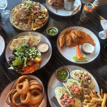 20th Hole - Chicken nachos, blackened chicken sandwich, fish tacos, buffalo wings, smokehouse bison burger, onion rings - Wine Bars Near Me - Ivins, Utah 20th Hole - Chicken nachos, blackened chicken sandwich, fish tacos, buffalo wings, smokehouse bison burger, onion rings - Wine Bars Near Me - Ivins, Utah