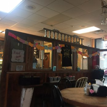 Southern Chicks Cafe & Daiquiris - Inside - Chicken Shop Near Me - New Roads, Louisiana