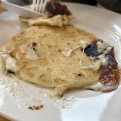 Danny Pupuseria Restaurant - Deliciosas Pupusas