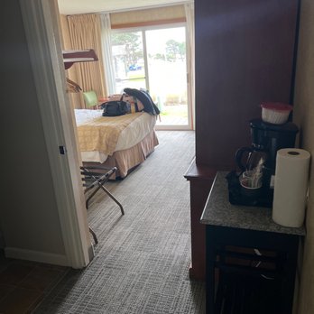 The Wayside Inn - Entrance from front door! Very clean, microwave, refrigerator, and flatscreen TV - Hotels Near Me - Cannon Beach, Oregon