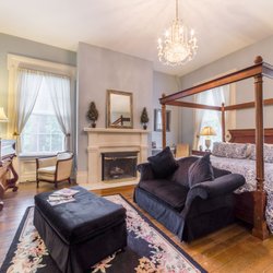 Bourbon Manor - Spacious antique-appointed guest rooms, each with a private bath, flat screen TV w expanded cable, FREE Wif. Some rooms have gas fireplaces.