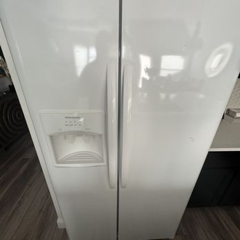 Justin Time Moving - Workers failed to remove refrigerator door and forced through interior door opening leaving deep gouges in door. - Movers Near Me Justin Time Moving - Workers failed to remove refrigerator door and forced through interior door opening leaving deep gouges in door. - Movers Near Me